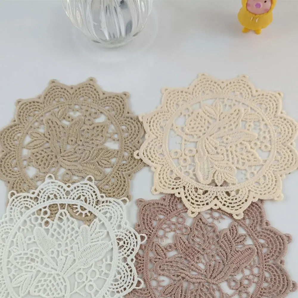 serviettes table brodées fleurées vintage romantique beige blanc marron clair tasse soucoupe cuillère