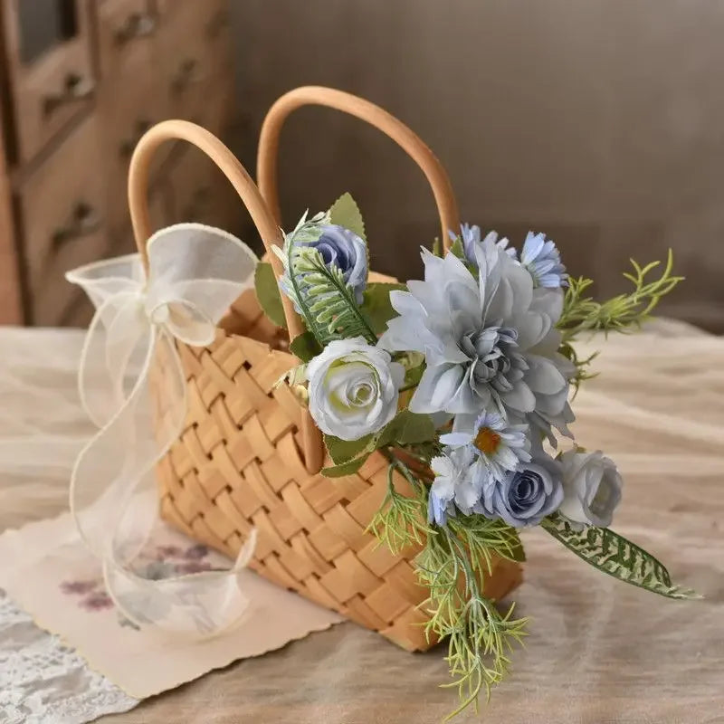 Panier en rotin utilisé comme cache-pot pour fleurs en soie