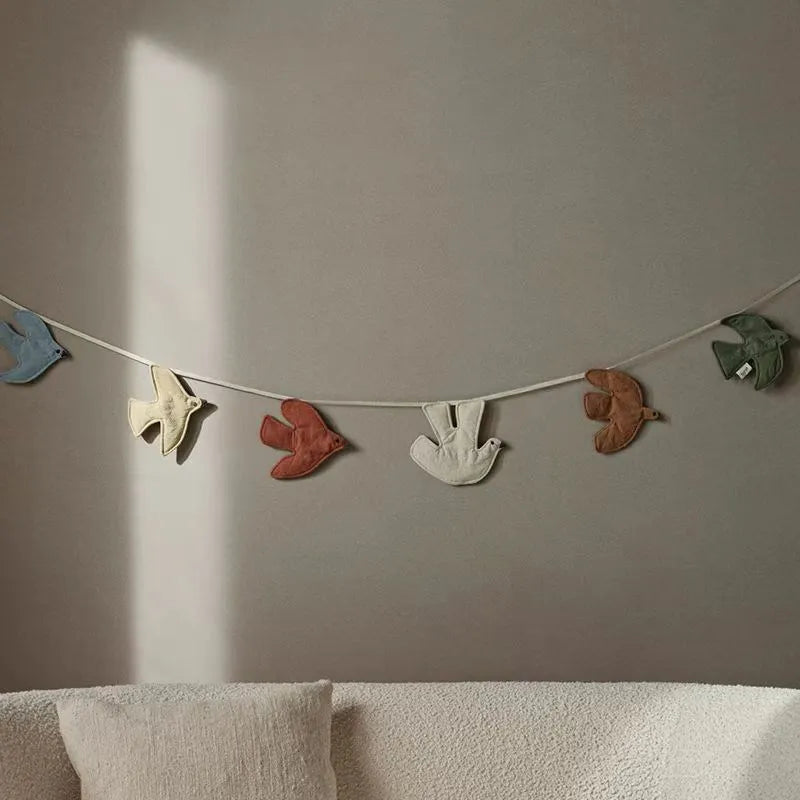 guirlande décorative moderne oiseaux stylisés bleu beige rouge blanc marron vert chambre enfant