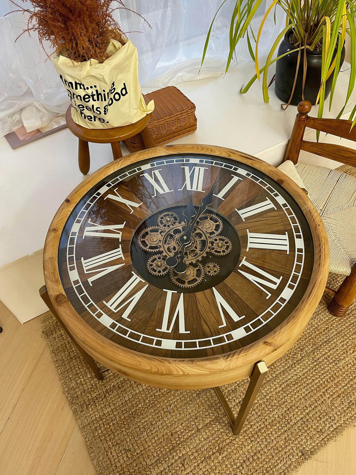 table basse industrielle métal verre transparent ornements horlogers vintage ronde