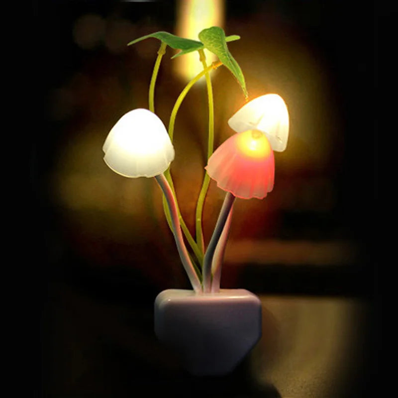 Veilleuse champignon dans une chambre d'enfant décorée