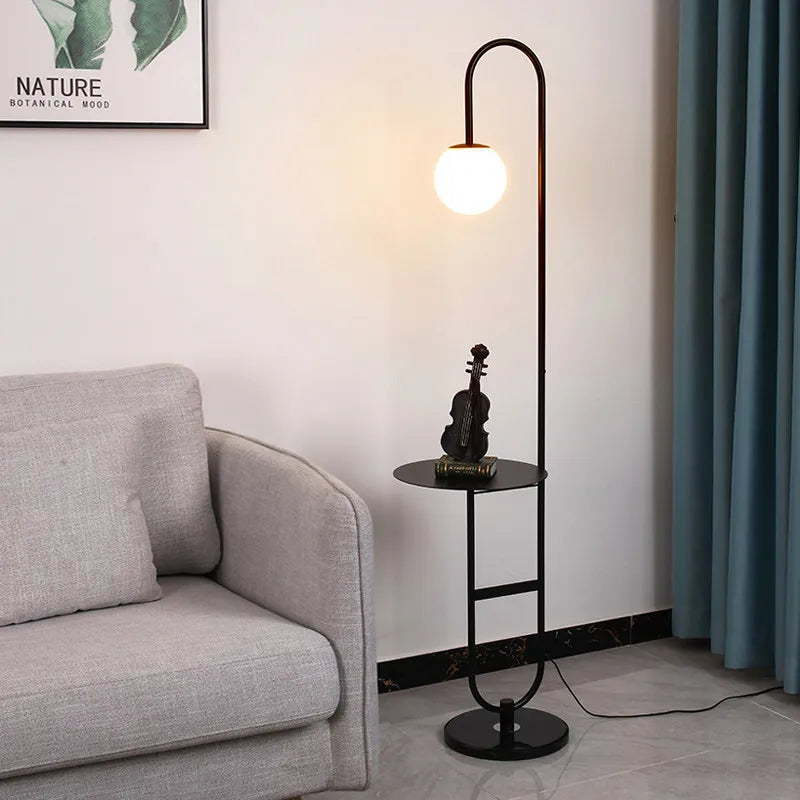 lampe sol moderne or marbre blanc plateau métal minimaliste