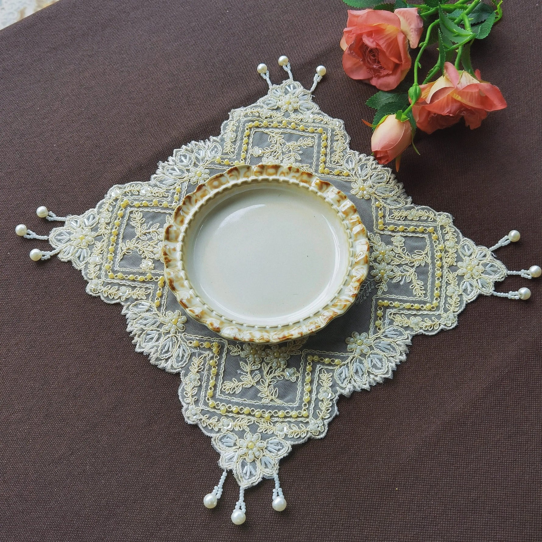 Set de table carré en dentelle beige brodé main avec perles