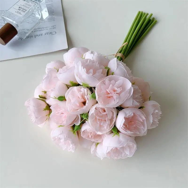 décoration intérieure moderne bouquet fleurs artificielles rose clair blanc violet
