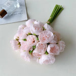 décoration intérieure moderne bouquet fleurs artificielles rose clair blanc violet