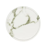 Assiette ronde en céramique blanche avec des veines grises donnant un aspect marbre.