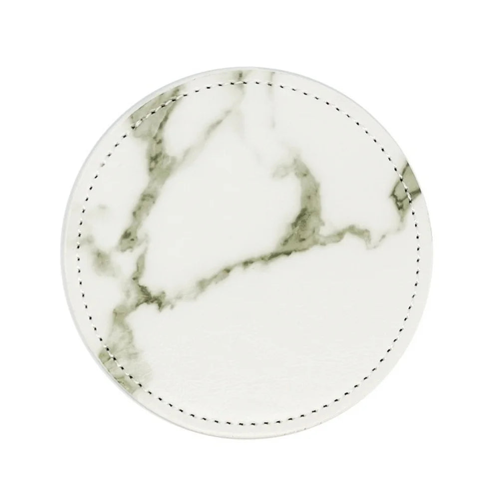 Assiette ronde en céramique blanche avec des veines grises donnant un aspect marbre.