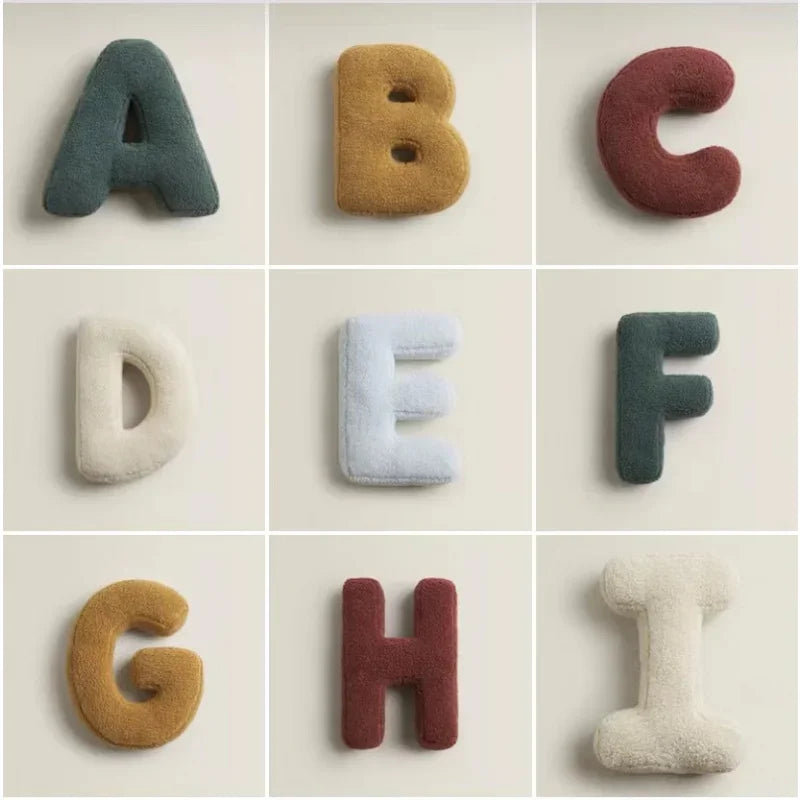 coussin peluche alphabet lettre enfant décoration chambre bébé doux coton bleu rouge beige vert