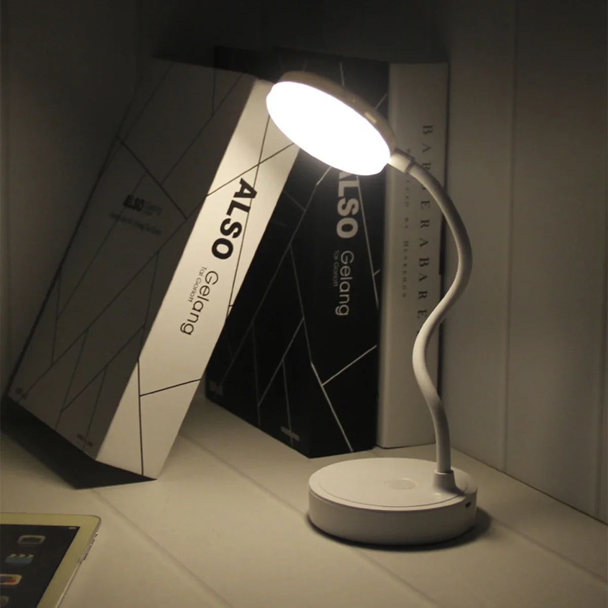 lampe led rechargeable usb blanc moderne minimaliste interrupteur bouton poussoir socle base flexible