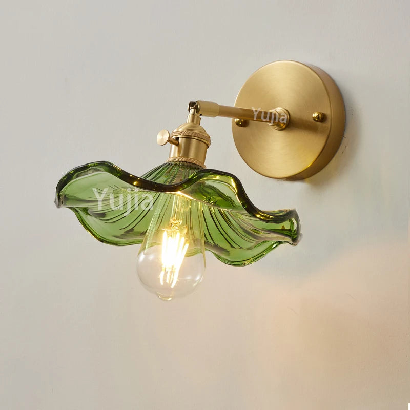 Applique murale LED installée dans un couloir moderne