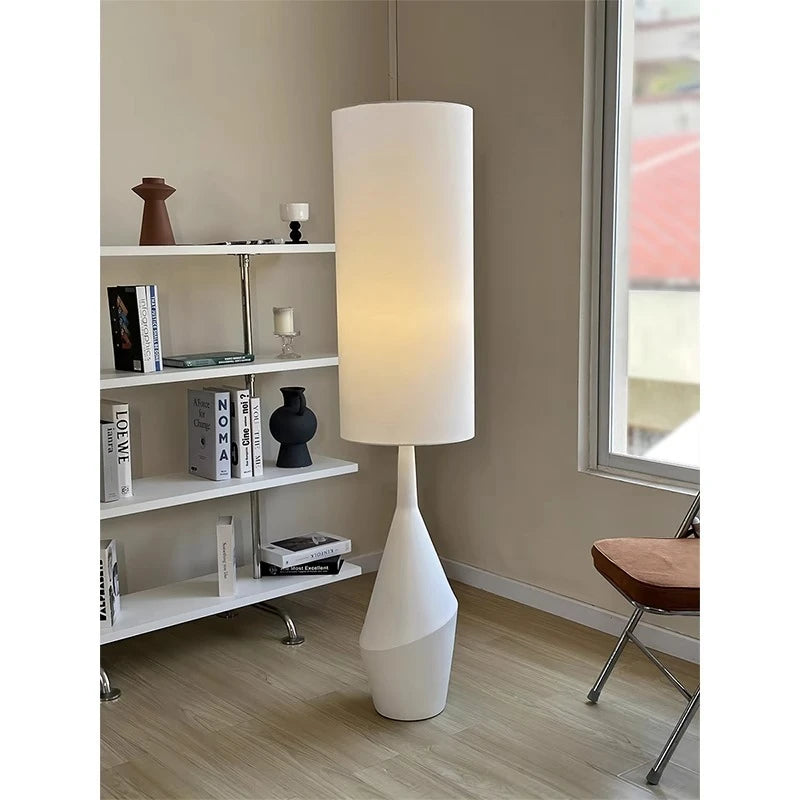 Lampadaire crème avec abat-jour noir