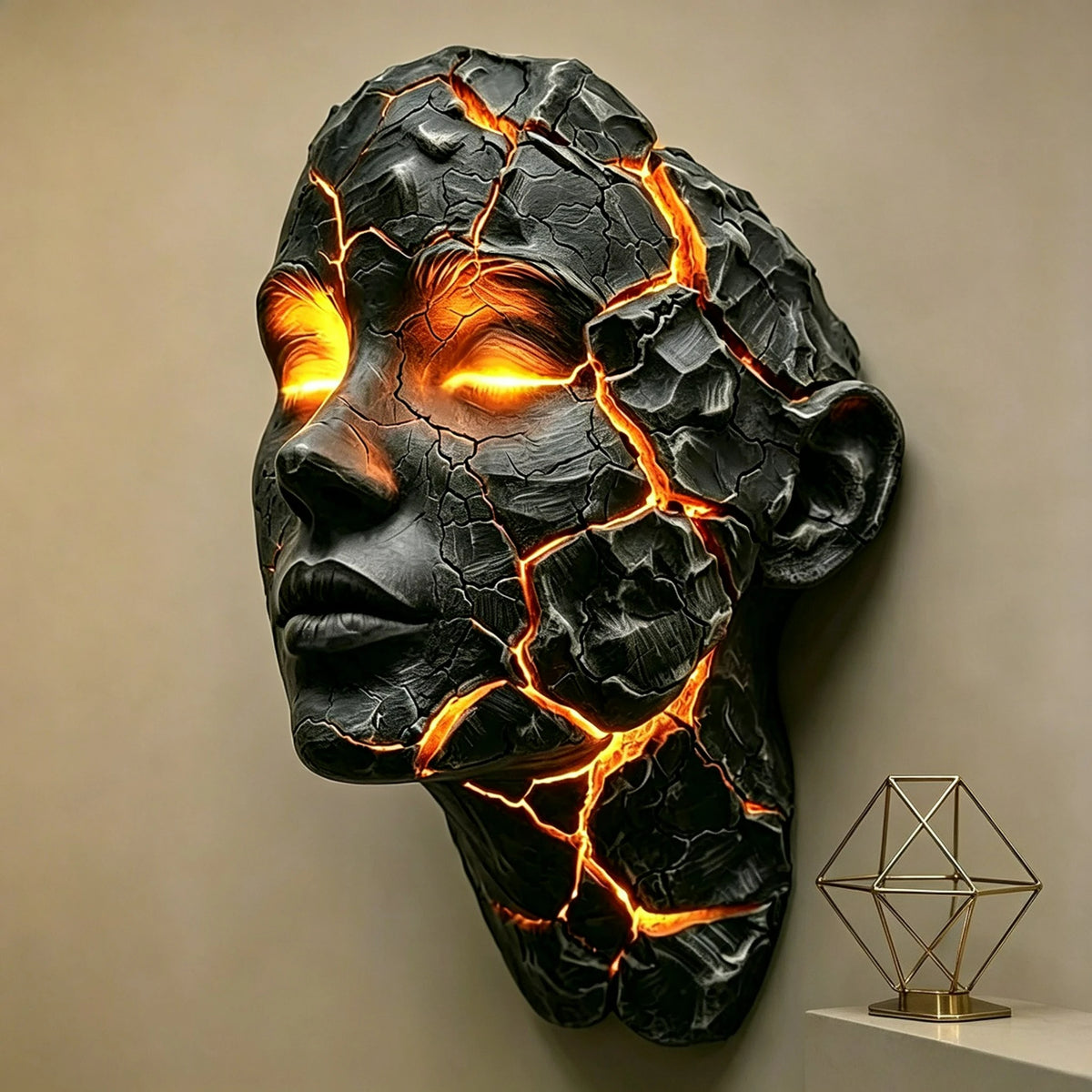 masque sculptural noir orange texture craquelée effet lave art contemporain sans fixation visible