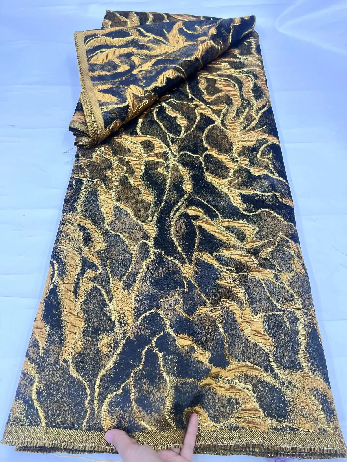 tissu polyester dentelle brocart motifs végétaux brillants couleurs variées bordures dorées soirée événementiel