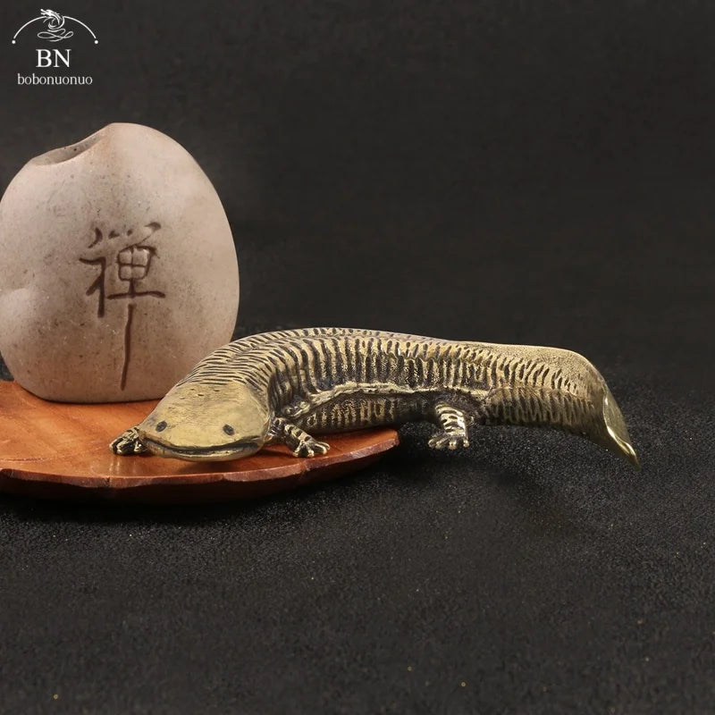 statuette axolotl dorée artisanale decorative pot céramique socle bois pesante unique collectionnement