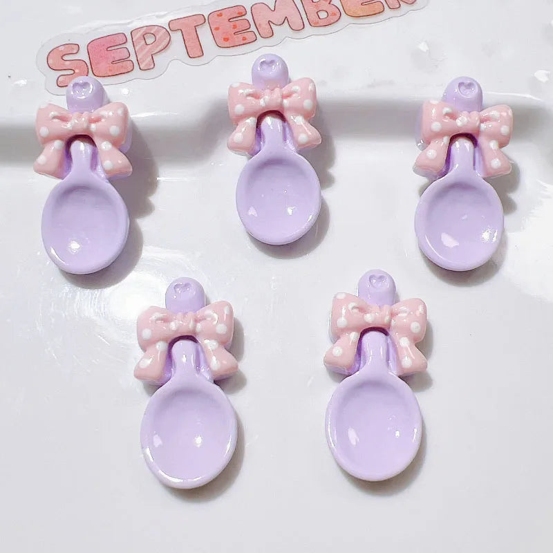 miniatures théière tasses cuillère cupcakes kawaii doux mignon rubans fleurs roses blancs