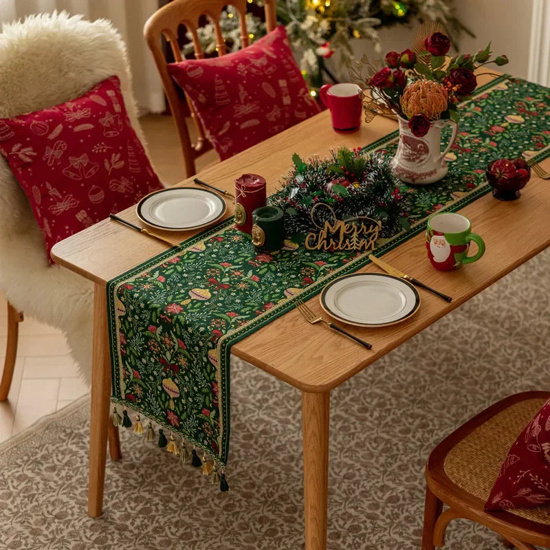 Une table de Noël joliment décorée avec des accessoires rouges et verts, créant une ambiance festive et chaleureuse.