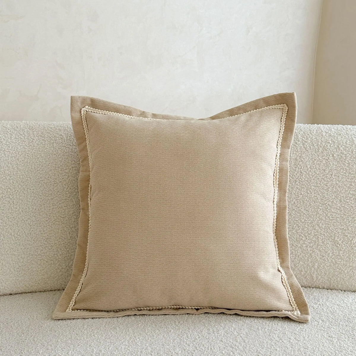 housse coussin décoratif carré couleur marron doré orange texture veloutée bord festonné scandinave minimaliste