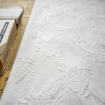tissu polyester élastique fleurs blanches texture classique 150cm large 240g/m