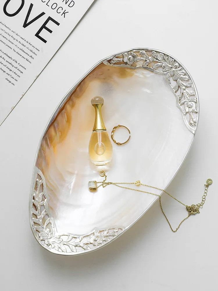 assiettes bijoux blanc or élégantes motifs floraux texture naturelle pieds métalliques almacenamiento joyas