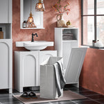 Armoire à linge placée dans une salle de bain élégante