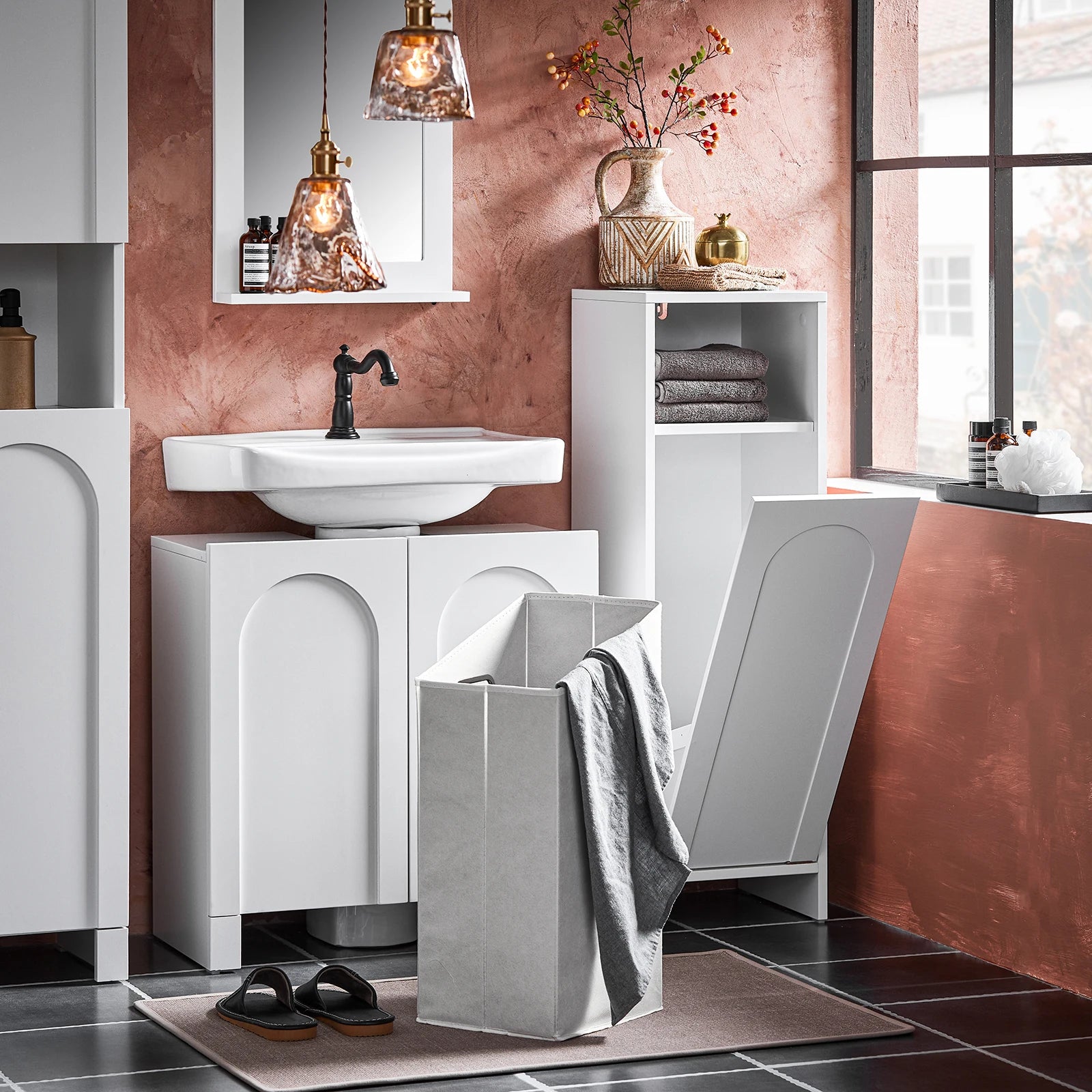 Armoire à linge placée dans une salle de bain élégante