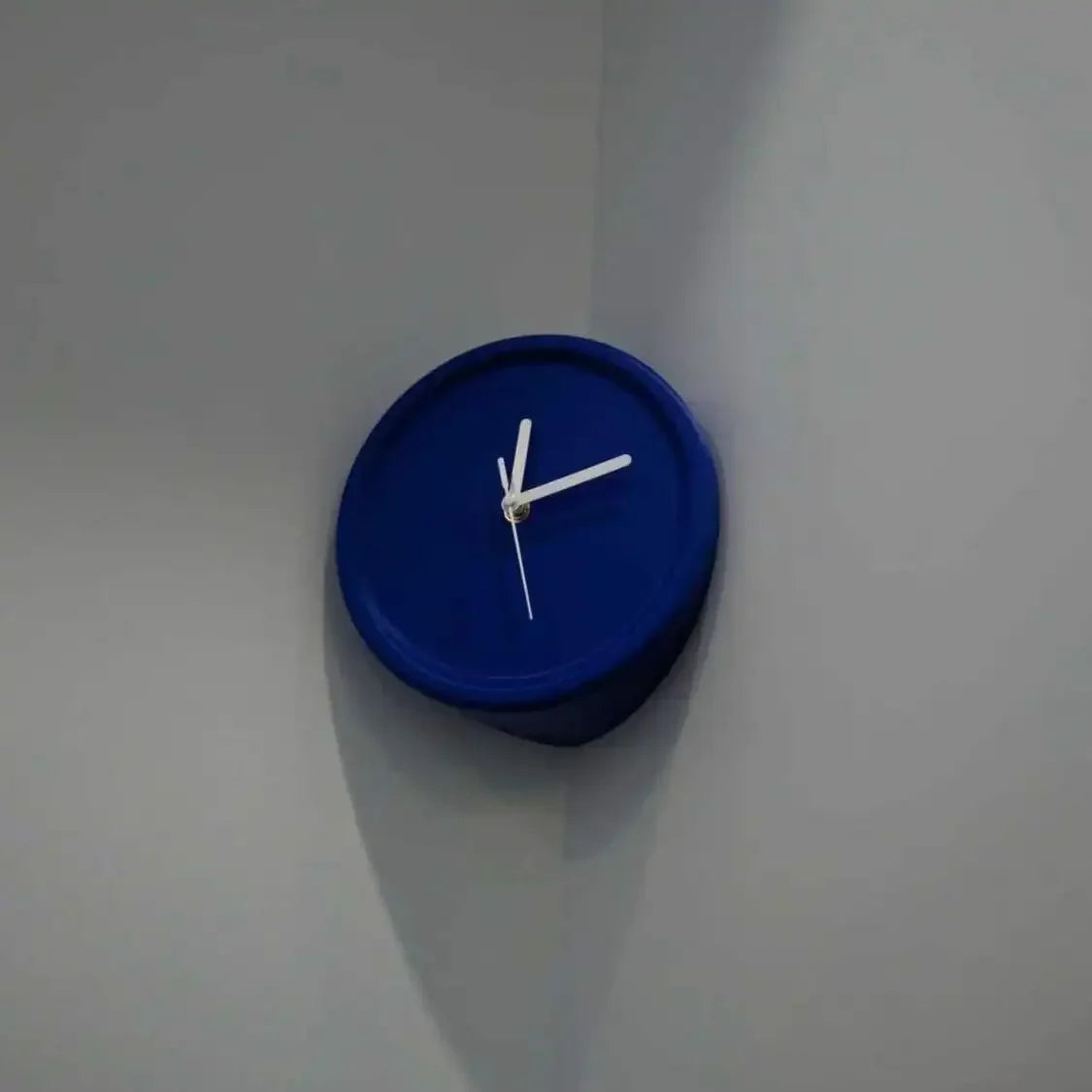 horloge murale moderne simple bleu rouge noir aiguille sans tic tac minimaliste salon