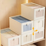 Boîte de rangement pliable dans une armoire avec différentes couleurs