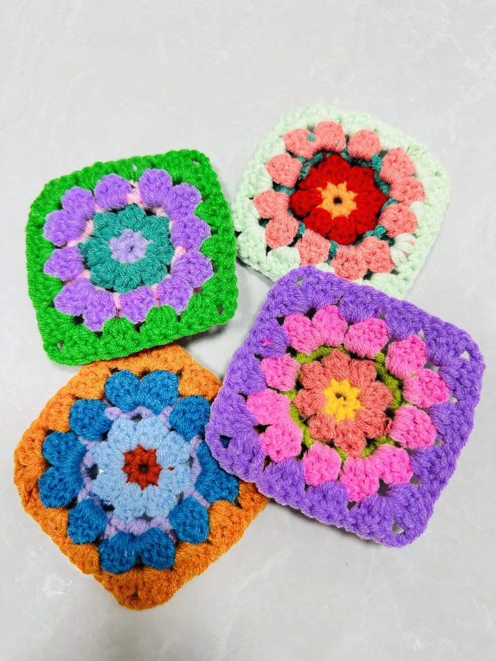 napperon table carré artisanal motifs fleurs multicolores crochet unique festif deco maisonévénements