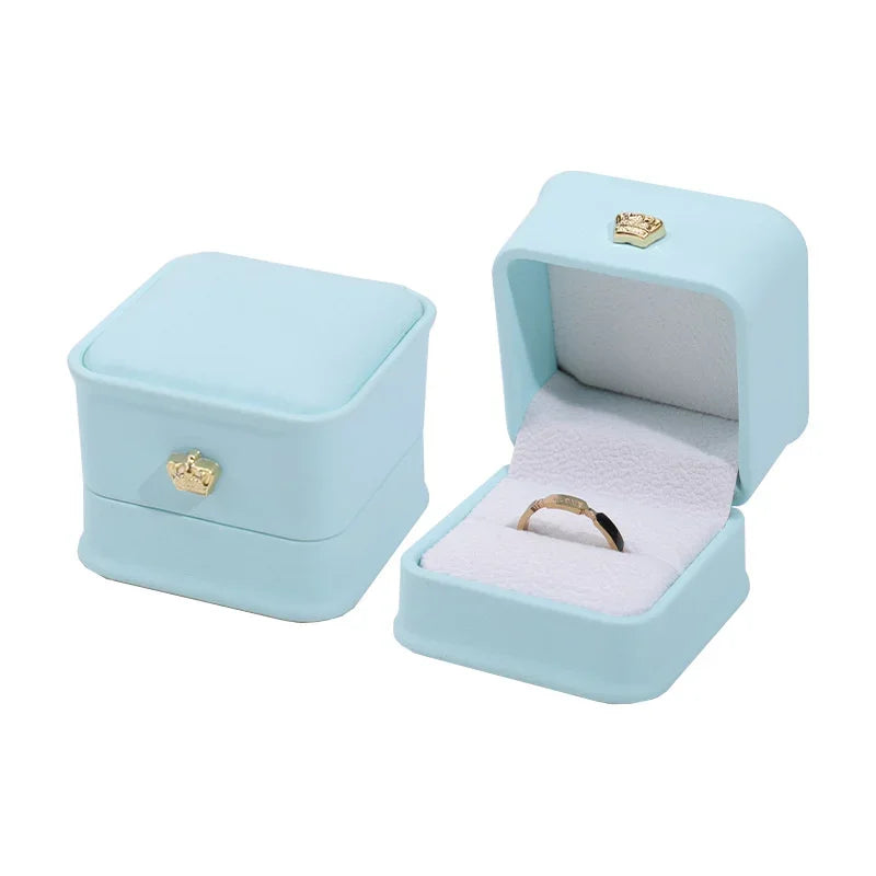 boîtes bijoux velours uni rose rouge bleu marine blanc classiques boutons dorés anneaux