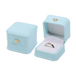 boîtes bijoux velours uni rose rouge bleu marine blanc classiques boutons dorés anneaux