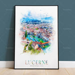 Cette image illustre une vue panoramique de la ville de Lucerne, en Suisse, avec ses toits rouges caractéristiques, ses rivières et ses montagnes enneigées en arrière-plan, représentés dans un style aquarelle coloré et vibrant.