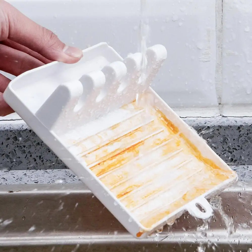 Repose-cuillère jaune clair dans une cuisine moderne