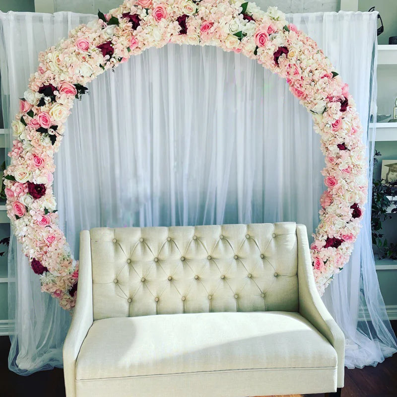Arc floral de mariage avec rangée de fleurs artificielles blanches et vertes