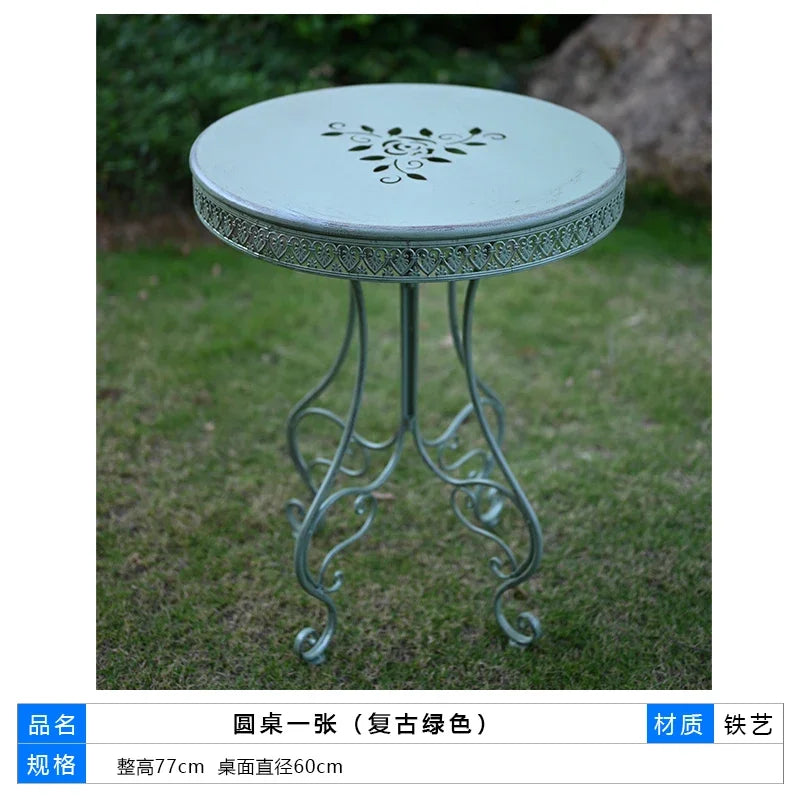 table extérieure ronde métal ajouré vintage chaises motifs floraux patio jardin