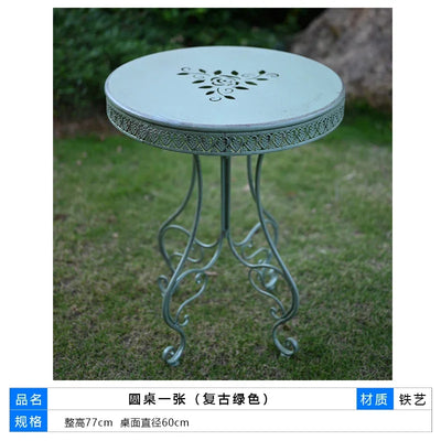 table extérieure ronde métal ajouré vintage chaises motifs floraux patio jardin