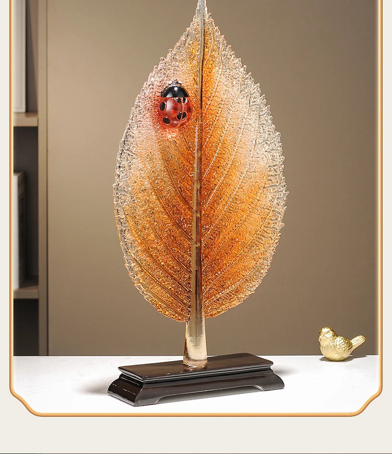ornement résine feuille coccinelle verte rouge moderne sculpture semi translucide étagère salon decoration