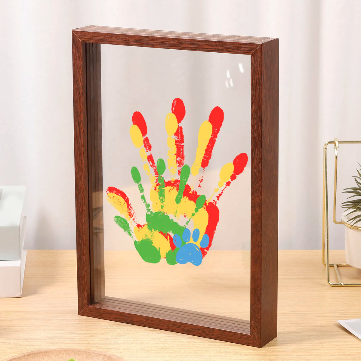 cadre photo empreintes mains colorées boise acrylique peinture brosse crayon clous souvenirs famille moderne