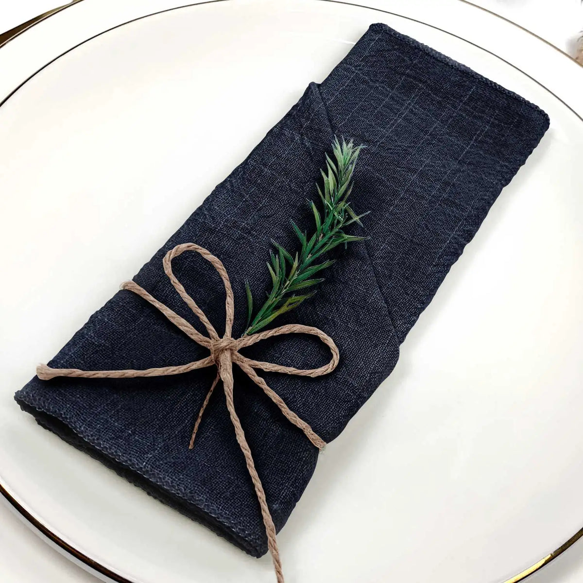 serviette lin bleu clair classique anneau métallique ruban coton fleur herbe séchée table mariage