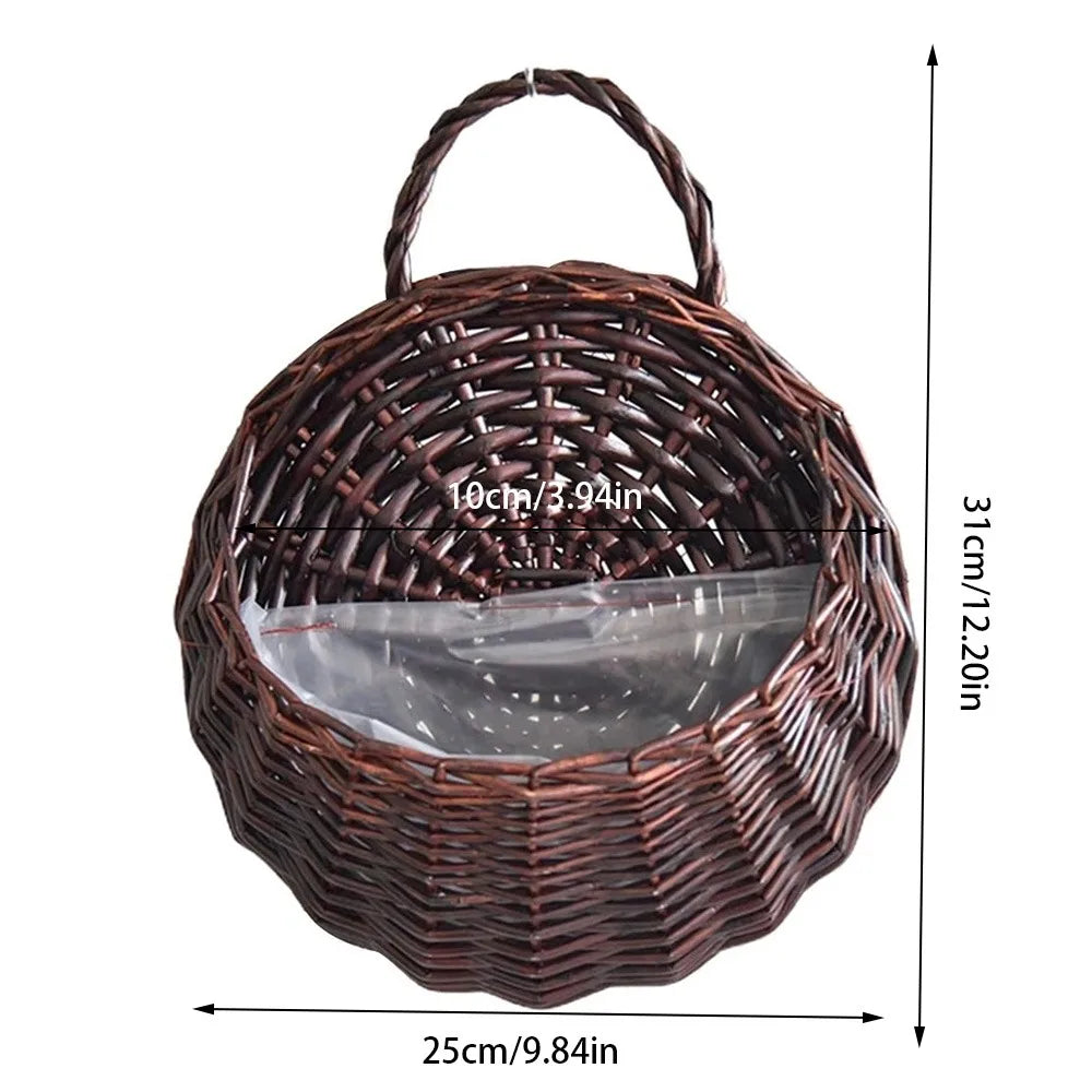 panier osier tressé marron clair traditionnel suspendu maison décoration fleurs pots jardin