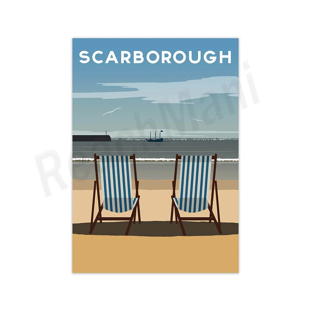 Cette image promotionnelle montre deux chaises longues rayées sur une plage de sable avec un paysage marin à l'arrière-plan et met en valeur le nom de la ville de Scarborough.