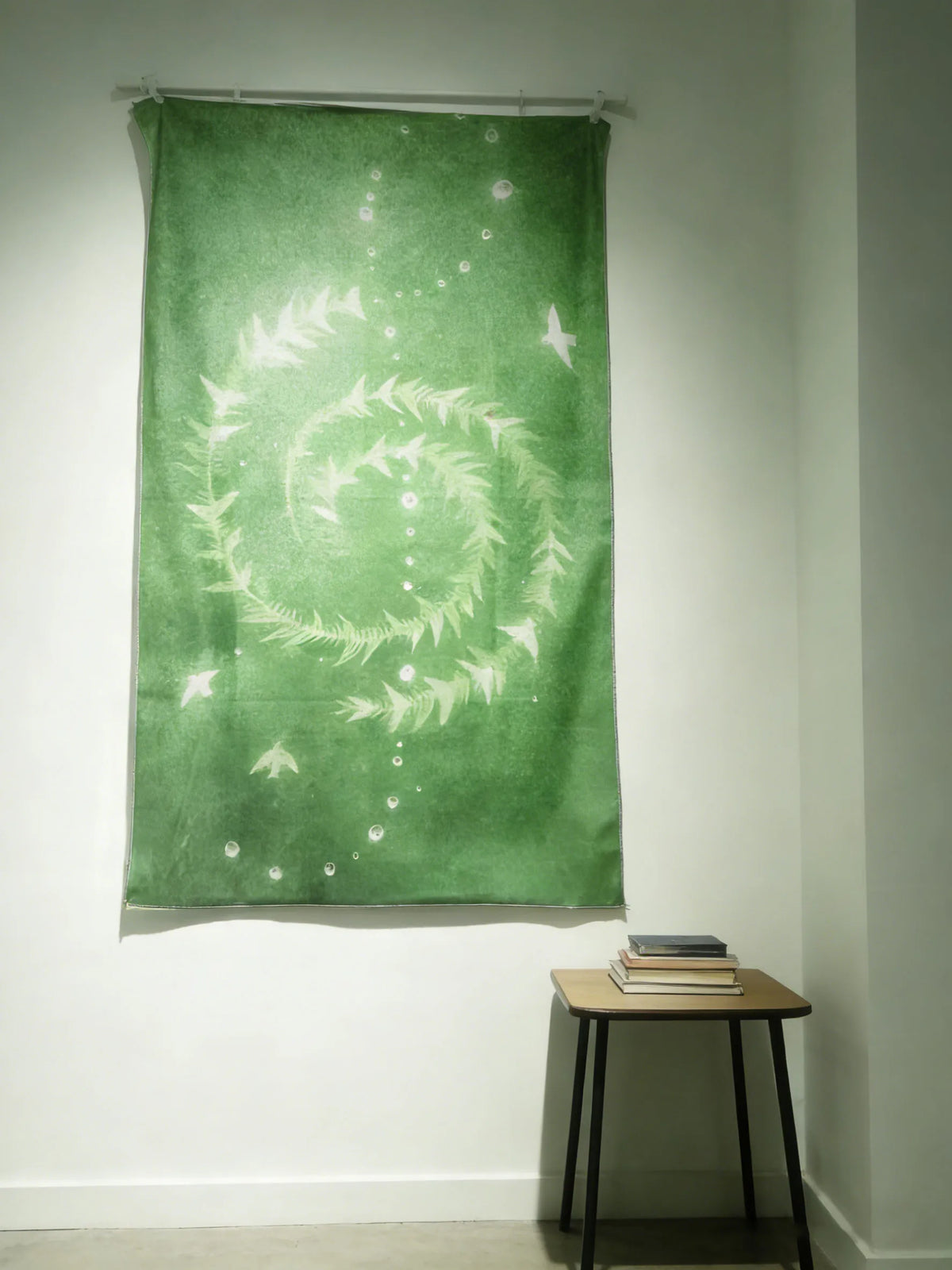 tapisserie murale moderne spirale blanche plumes vert clair taille 150x200cm fixations crochets