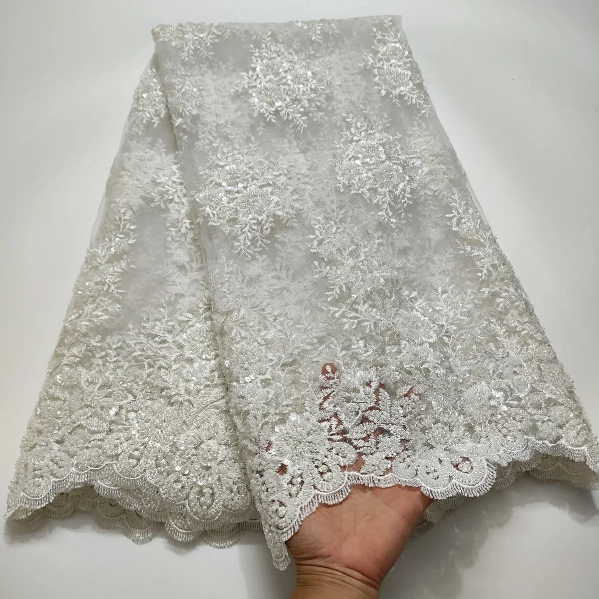 tissu dentelle brodée fleurs sequins rouge bordeaux blanc cassé rose pâle élégant translucide