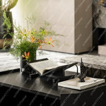 présentoir livres bois minimaliste moderne décoration table salon noir marron pages texturées vases fleurs