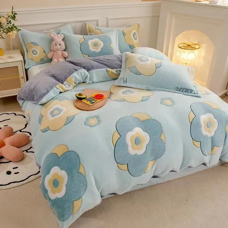 Housse de couette flanelle multicolore pliée sur une étagère
