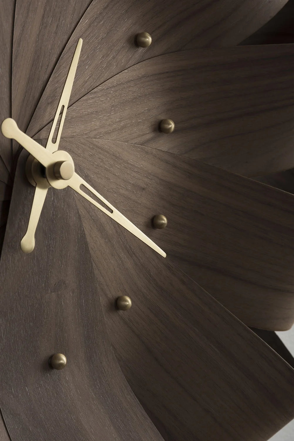 horloge murale moderne bois rayures marron aiguille quartz unique salon antique