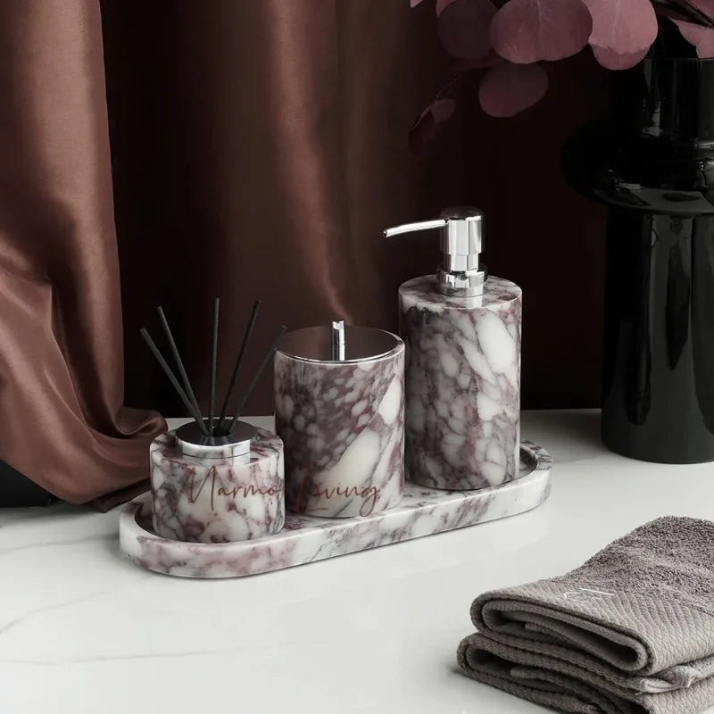 ensemble salle bain marbre violet blanc élégant distributeur savon diffuseur huiles essentielles porte gobelet
