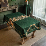 Tapis de table décoratif vert avec motif floral élégant, posé sur un meuble ancien dans un intérieur vintage.