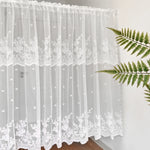 rideau fenêtre blanc dentelle florale motifs pointillés vintage décoratif cuisine chambre
