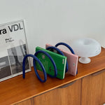 support livres moderne spirale couleur bleu beige rouge bibliothèque salon