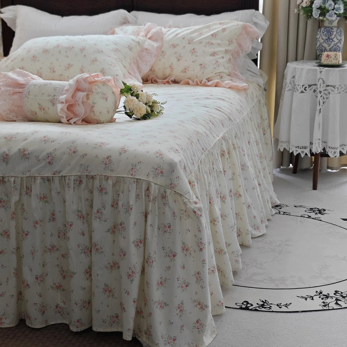 drap lit fleur rose pâle blanc coton maison classique romantique petits motifs grands feuilles